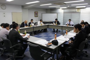 アゾ問題の解説を聞く政策委員会