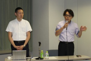 (一社)ニッセンケン品質評価センター西原克彦 繊維製品品質管理士(左)